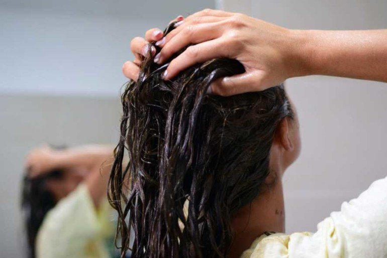 Как отвар ромашки помогает оздоровить кожу головы и волосы
