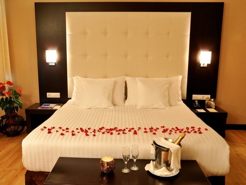 Лепестки роз на кровати фото