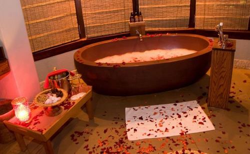 Как украсить ванную для романтического вечера