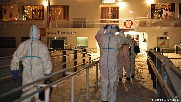 Medical Crews arrive on a Hotel ship (Photo: dpa/ Picture alliance)