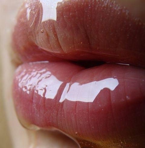 тонкие губы
