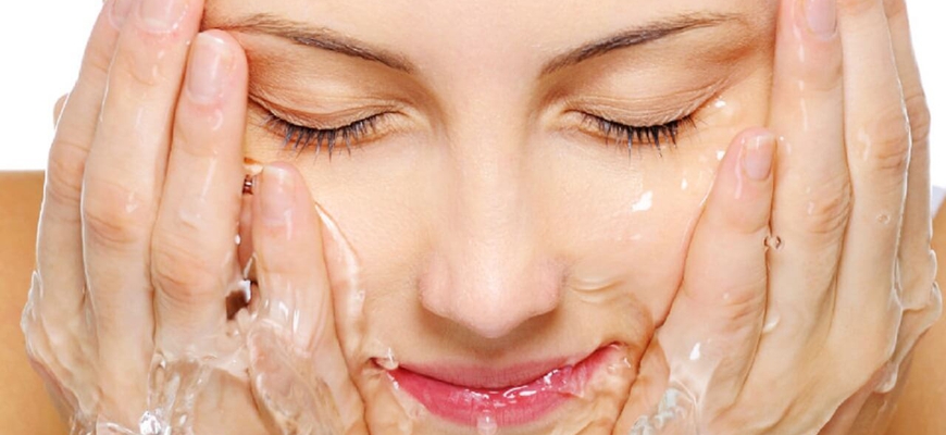 Как правильно очищать кожу лица перед сном